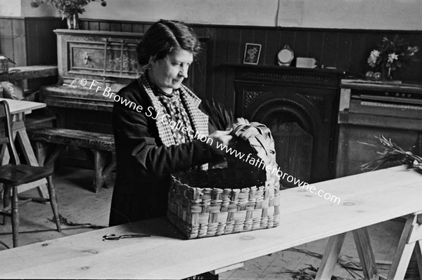 ICA MAKING A SHOPPING BASKET